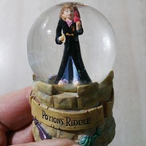 Harry Potter 2.5" Snow Globe. Hermione Potion's
